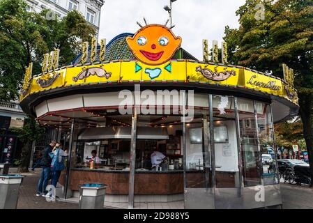 Hamburg, Deutschland - 16. August 2019: Frankfurter Bar mit Leuten in St. Pauli, Hamburg, Deutschland Stockfoto