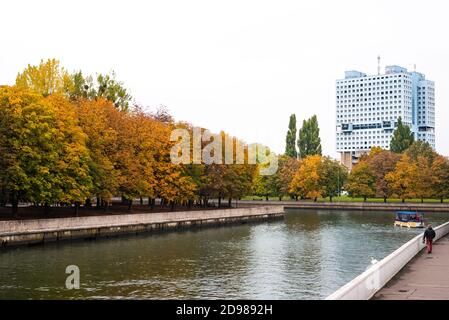 Kaliningrad, Russland - Oktober 2020: Blick auf das Haus der Sowjets vom Ufer des Flusses Pregolja an einem Herbsttag. Die Leute gehen an einem Wochenende. Stockfoto