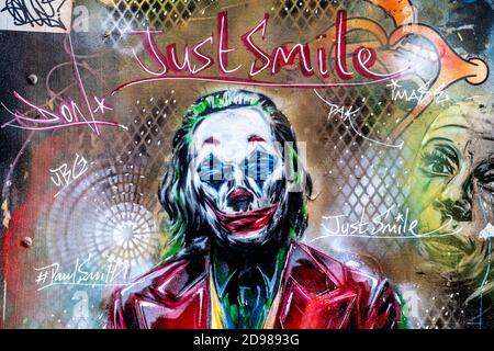 Wandbild des Jokers mit dem Text "Just Smile" in Soho, London, UK Stockfoto