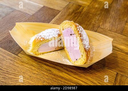 Ube Bilog Eis-Sandwich im Mamasons Dirty Ice Cream, Chinatown, London, Großbritannien Stockfoto