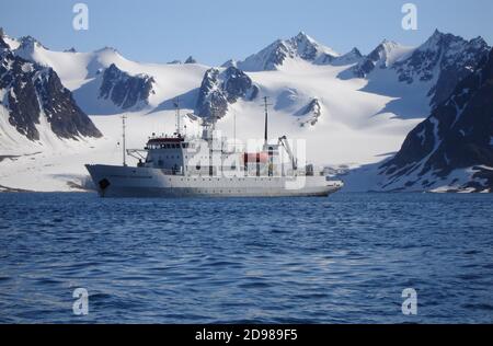 Polar Kreuzfahrtschiff, der russische Eisbrecher Professor Multanovskiy, vor Anker bei einer Insel im Arktischen Ozean, Passagiere besuchen Gletscher, sehen Polarbea. Stockfoto