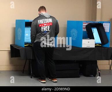 Lawrenceville, Usa. November 2020. Ein Bewohner Georgiens stimmt am Wahltag auf dem Gwinnett County Fairgrounds in Lawrenceville, Georgia am Dienstag, 03. November 2020. Foto von Tami Chappell/UPI Credit: UPI/Alamy Live News Stockfoto