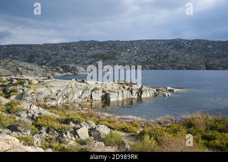 Landschaft im See Lagoa comprida Lagune in Serra da Estrela, Portugal Stockfoto