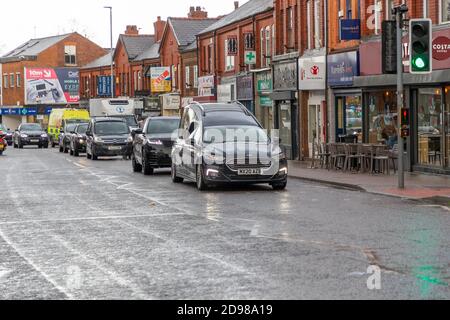 Bestattungskortege reist langsam durch ein Dorf Stockfoto