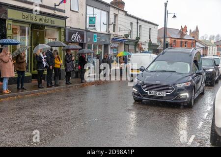 Freunde, Familie und lokale Händler säumen die Straßen, um dem Leichenschauhaus eines lokalen Händlers ihren Respekt zu zollen Stockfoto