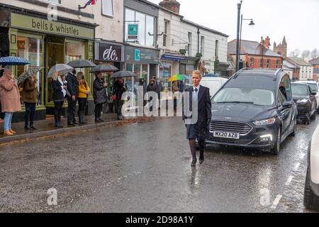 Freunde, Familie und lokale Händler säumen die Straßen, um dem Leichenschauhaus eines lokalen Händlers ihren Respekt zu zollen Stockfoto
