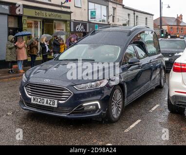 Freunde, Familie und lokale Händler säumen die Straßen, um dem Leichenschauhaus eines lokalen Händlers ihren Respekt zu zollen Stockfoto