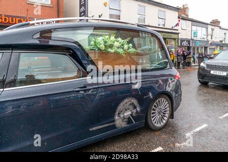 Freunde, Familie und lokale Händler säumen die Straßen, um dem Leichenschauhaus eines lokalen Händlers ihren Respekt zu zollen Stockfoto