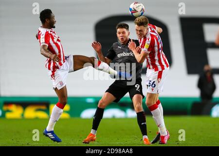 John Obi Mikel von Stoke City, Harry Souttar von Stoke City und George Hirst von Rotherham United während des Sky Bet Championship-Spiels im bet365 Stadium in Stoke. Stockfoto