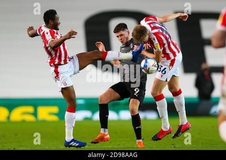 John Obi Mikel von Stoke City, Harry Souttar von Stoke City und George Hirst von Rotherham United während des Sky Bet Championship-Spiels im bet365 Stadium in Stoke. Stockfoto