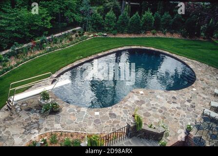 Swimmingpool auf dem Gelände eines Herrenhauses, Westchester County, NY, USA Stockfoto