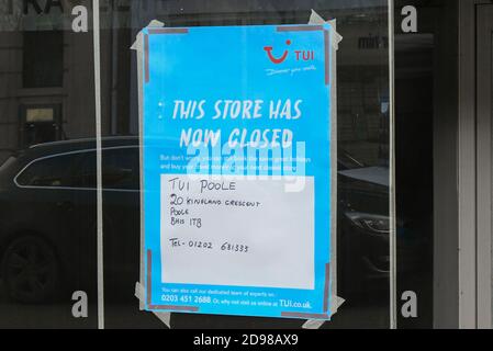 Dorchester, Dorset, Großbritannien. November 2020. Ein geschlossenes Schild im Fenster eines leeren Geschäfts, das ein TUI-Reisebüro in der South Street in Dorchester in Dorset war, das während der Covid-19-Pandemie geschlossen wurde. Bild: Graham Hunt/Alamy Live News Stockfoto