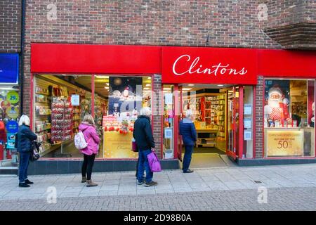 Dorchester, Dorset, Großbritannien. November 2020. Einkäufer, die Schlange stehen, um den Clintons-Kartenladen in der South Street in Dorchester in Dorset zu betreten, bevor er am Donnerstag als unwesentlicher Händler während der neuen Covid-19-Sperre schließen muss. Bild: Graham Hunt/Alamy Live News Stockfoto