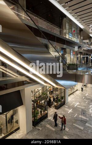 Multi-level Fahrtreppen in Hudson Yards Shopping Complex, New York City, USA Stockfoto