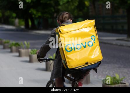 Lviv, Ukraine - 25. Mai 2020: Ein Glovo-Kurier liefert Lebensmittel in Lviv, Ukraine. Stockfoto