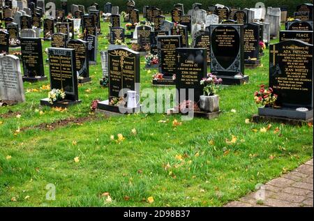 Reihen von Grabsteinen auf einem Friedhof Stockfoto