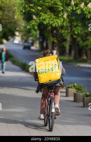 Lviv, Ukraine - 25. Mai 2020: Ein Glovo-Kurier liefert Lebensmittel in Lviv, Ukraine. Stockfoto