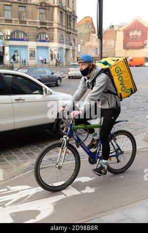 Lviv, Ukraine - 25. Mai 2020: Ein Glovo-Kurier liefert Lebensmittel in Lviv, Ukraine. Stockfoto