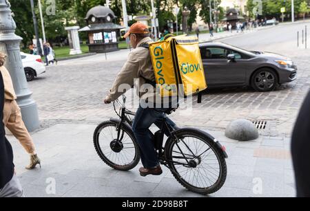 Lviv, Ukraine - 25. Mai 2020: Ein Glovo-Kurier liefert Lebensmittel in Lviv, Ukraine. Stockfoto