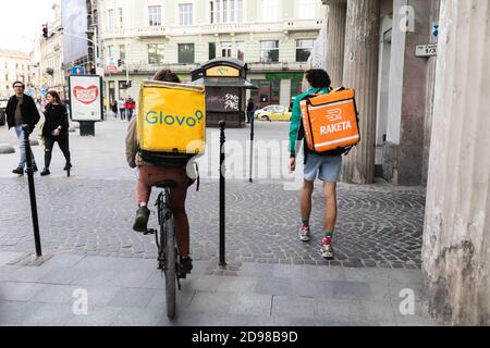 Lviv, Ukraine - 25. Mai 2020: Ein Glovo und Raketa Lieferkurier liefert Lebensmittel in Lviv, Ukraine. Stockfoto