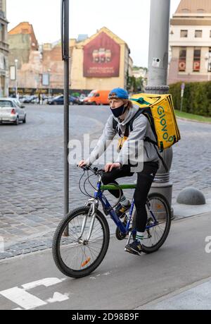 Lviv, Ukraine - 25. Mai 2020: Ein Glovo-Kurier liefert Lebensmittel in Lviv, Ukraine. Stockfoto