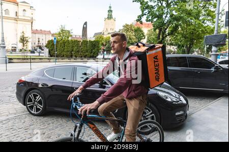 Lviv, Ukraine - 25. Mai 2020: Ein Raketa-Kurier liefert Lebensmittel in Lviv, Ukraine. Stockfoto