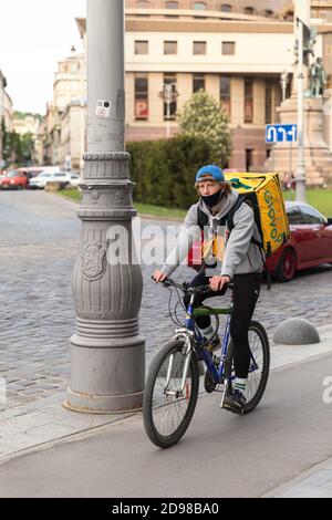 Lviv, Ukraine - 25. Mai 2020: Ein Glovo-Kurier liefert Lebensmittel in Lviv, Ukraine. Stockfoto