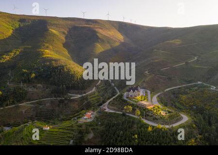 Piodao Landschaft schönes Haus Luftdrohne Ansicht von Schiefer Schiefer Dorf in Serra da Estrela, Portugal Stockfoto