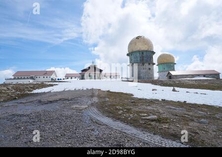 Torre Turm höchster Punkt der Serra da Estrela in Portugal mit Schnee, in Portugal Stockfoto