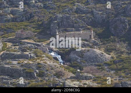 Landschaft von Serra da Estrela mit verlassenen Gebäude und einem Wasserfall in Lagunen Route, in Portugal Stockfoto