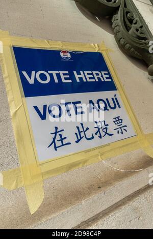 Stimmen Sie hier Richtungsanzeiger in Englisch, Spanisch und Chinesisch, Wahlposition NYC, USA Stockfoto