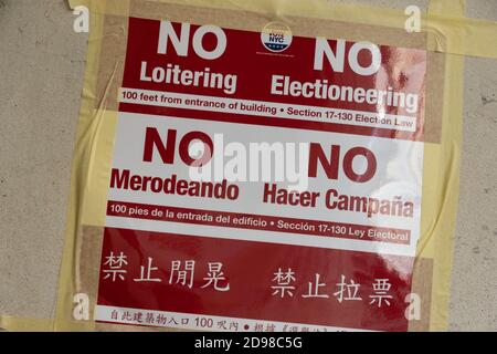 'No loitering or Electionering' Directional Sign in Englisch, Spanisch und Chinesisch, NYC Polling Location, USA Stockfoto