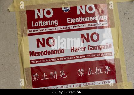 'No loitering or Electionering' Directional Sign in Englisch, Spanisch und Chinesisch, NYC Polling Location, USA Stockfoto