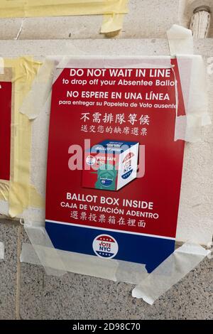 Ballott Box innen, Wählen Sie hier Directional Sign in Englisch, Spanisch und Chinesisch, NYC Polling Location, USA Stockfoto