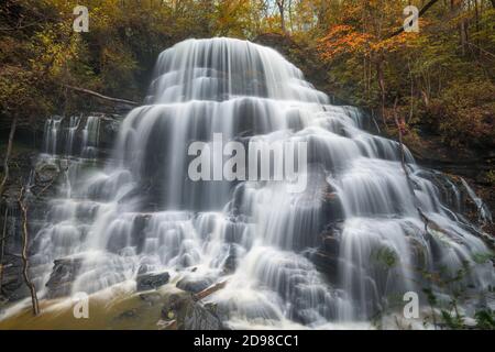 Yellow Branch Falls, Walhalla, South Carolina, USA in der Herbstsaison. Stockfoto