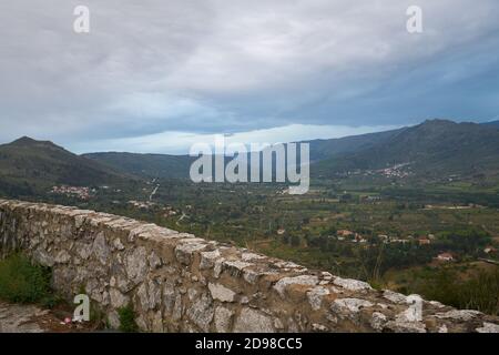 Blick auf Serra da Estrela Naturpark Berglandschaft bei Sonnenuntergang vom Straßenrand, in Portugal Stockfoto