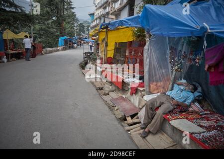 Dharamsala, Indien Juli 2009. Tourist Souvenir-Shops auf der Hauptstraße von McLeod Ganj, die kleine Lhasa. Stockfoto