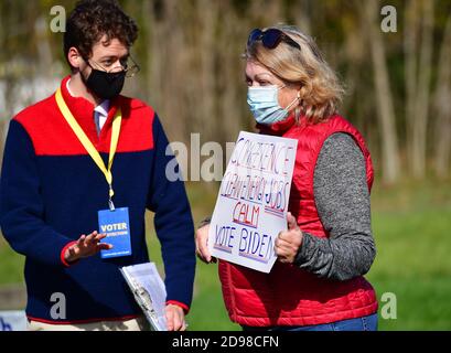 Gettysburg, Usa. November 2020. Ein Wahlbeamter in Pennsylvania spricht mit einer Frau mit einer Botschaft für Wähler, die am Wahltag in Gettysburg, Pennsylvania, am Dienstag, den 3. November 2020, das Wahllokal der Gettysburg Fire Station verlassen. Foto von David Tulis /UPI Kredit: UPI/Alamy Live Nachrichten Stockfoto