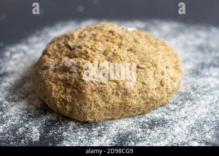 Roggenmehlteig mit verschiedenen Samen und Körnern, zum Backen von Getreidebrot Stockfoto