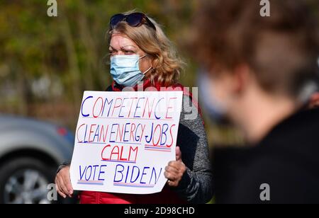 Gettysburg, Usa. November 2020. Eine Frau, die sich selbst als besorgte Bürger identifiziert hat eine Nachricht für Pennsylvania Schlachtfeld Staatswähler verlassen die Gettysburg Fire Station Wahllokal am Wahltag in Gettysburg, Pennsylvania, Dienstag, 3. November 2020. Foto von David Tulis /UPI Kredit: UPI/Alamy Live Nachrichten Stockfoto