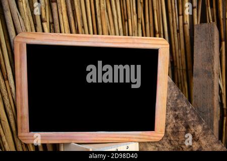 Leere leere Kreidetafel oder schwarze Tafel mit Holzhintergrund Textur, moderne und Retro-Design mit Kopierraum Stockfoto