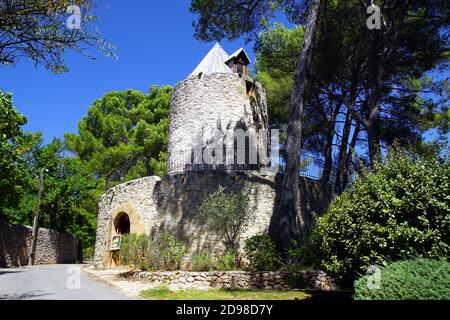 Die Cézanne Mühle im Dorf Le Tholonet in der Nähe von Aix-en-Provence, Frankreich Stockfoto