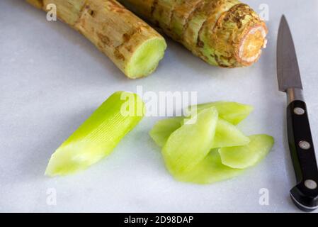 Celtuce Stiele geschält und geschnitten bereit zum Kochen. Stockfoto