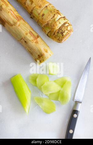 Celtuce Stiele geschält und geschnitten bereit zum Kochen. Stockfoto