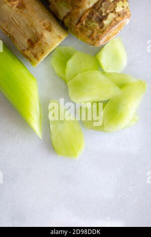 Celtuce Stiele geschält und geschnitten bereit zum Kochen. Stockfoto