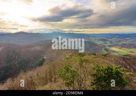 Altenmarkt an der Triesting: Blick auf den Unterberg (links), Triestingtal, Blick vom Hocheck in den Gutensteiner Alpen Stockfoto