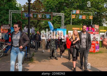 Junge Leute genießen sich außerhalb des Warren während des Brighton Festivals, Brighton & Hove, England Stockfoto