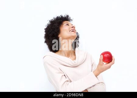 Portrait der glücklichen Frau hält Apfel vor weißem Hintergrund Stockfoto