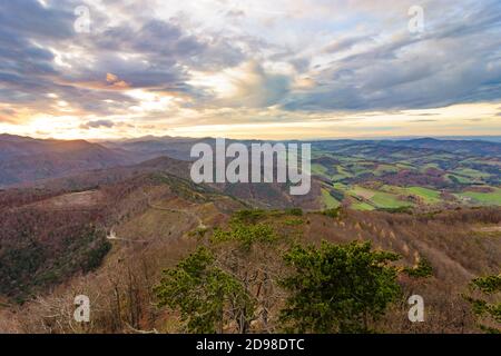 Altenmarkt an der Triesting: Blick auf den Unterberg (links), Triestingtal, Blick vom Hocheck in den Gutensteiner Alpen Stockfoto