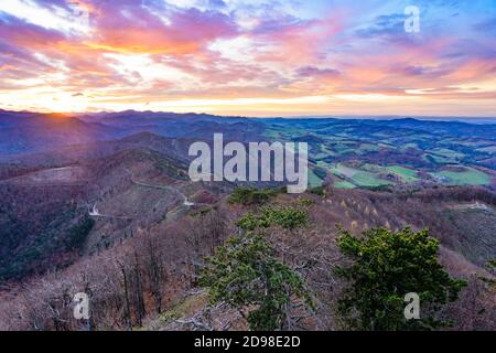 Altenmarkt an der Triesting: Blick auf den Unterberg (links), Triestingtal, Blick vom Hocheck in den Gutensteiner Alpen Stockfoto